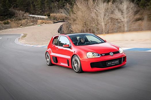 Volkswagen перекрасил концепт GTI W12 в красный цвет