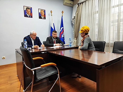 Евгений Лобов принял граждан в местном отделении «Единой России»