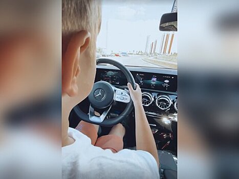 В Москве блогер посадил за руль своего восьмилетнего сына