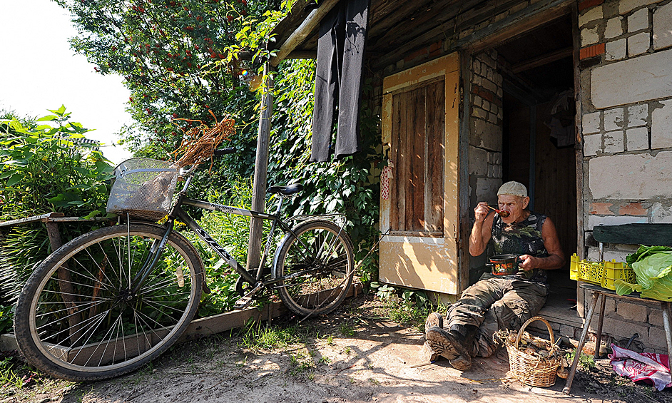 Дачный отдых так же не очень популярен среди молодежи. Юным россиянам гораздо интереснее проводить время в городе, чем копаться на грядках.
