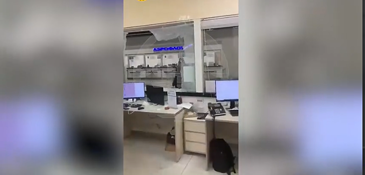 В Шереметьево пассажир разнес стекло представительства «Победы»