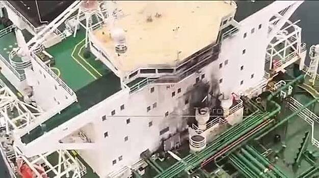 Атакованный дронами ВСУ танкер сняли на видео в Стамбуле со следами ударов