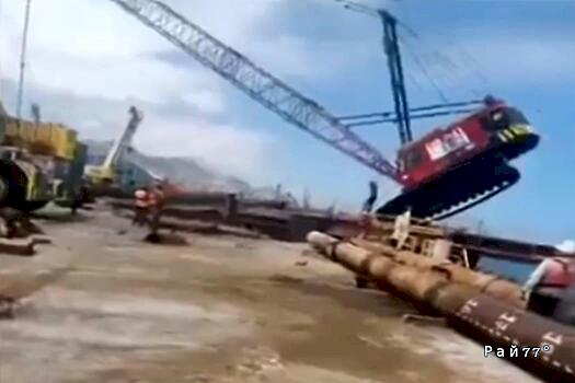 Экскаваторщик успел покинуть кабину падающего крана