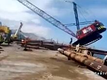 Экскаваторщик успел покинуть кабину падающего крана