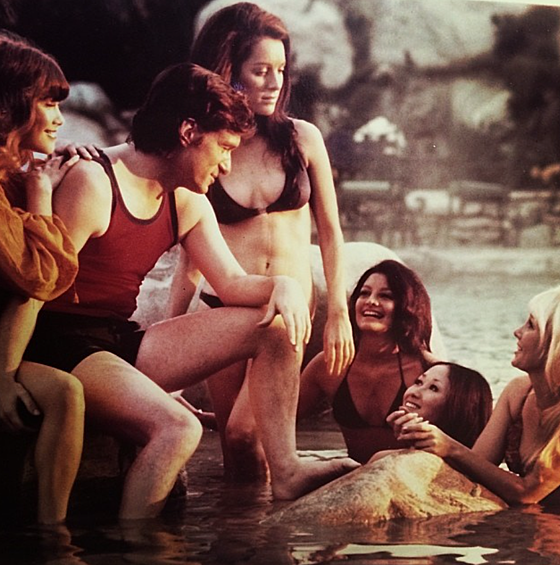 В своем доме с девушками, 1971