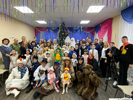 Полицейский Дед Мороз поздравил ребятишек подшефного семейного центра «Вместе» в Башкортостане