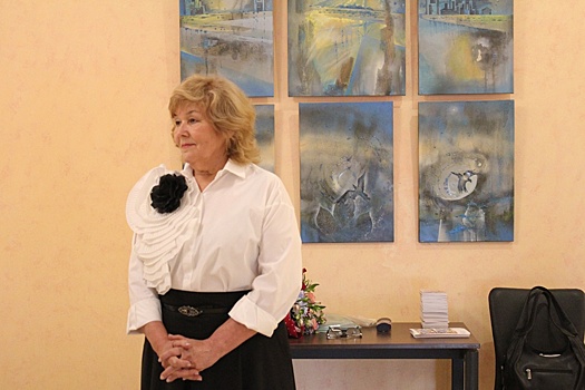 Тюменская художница, рисующая нефтью, представила выставку к 80-летию региона