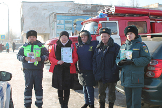 В Бурятии в День спасателя сотрудники Госавтоинспекции и МЧС рассказали водителям и пешеходам, как безопасно встретить праздники