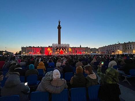 В день города жители Петербурга увидели шоу с мировыми звездами оперы: видео с «Классики на Дворцовой»