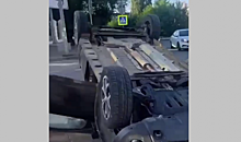 После аварии в Волгограде Renault перевернулся на крышу