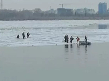 В Астрахани с дрейфующей по Волге льдины спасли шестерых взрослых и ребенка
