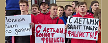 У дипмиссии Польши в Москве митингующие протестуют против захвата школы в российском посольстве