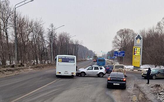 На Ряжском шоссе в Рязани произошло серьёзное ДТП с автобусом