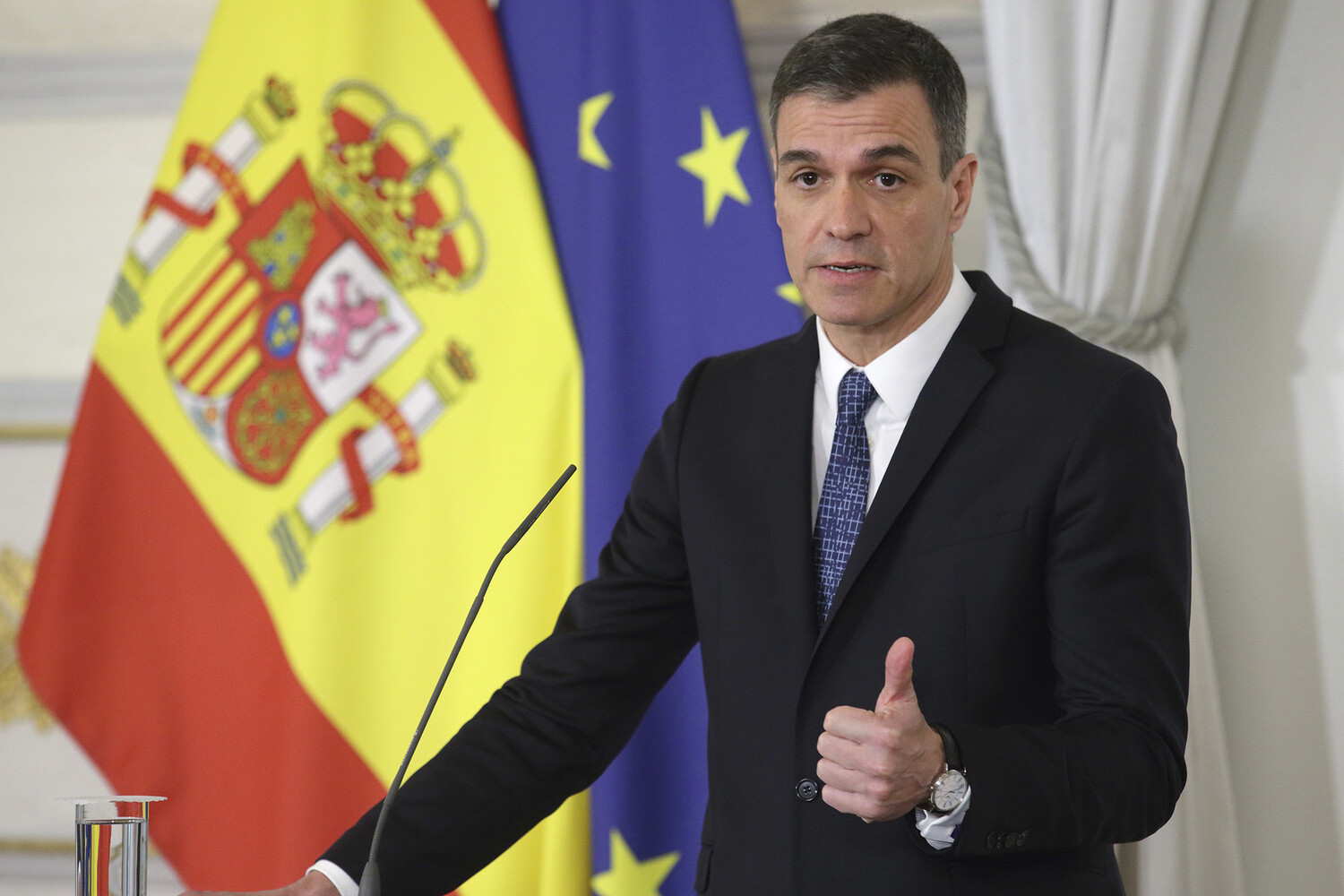 Премьер Испании Санчес останется на своем посту на фоне политического скандала
