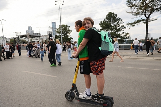 Россиянам объяснили, безопасно ли ездить на электросамокатах в жару