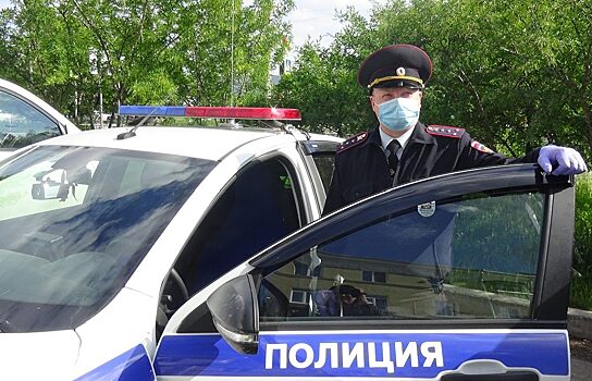 На Среднем Урале инспектор ГИБДД спас ребёнка из душного авто