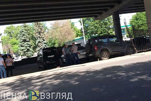 В Пензе внедорожник утроил ДТП под мостом на ул. Коммунистической