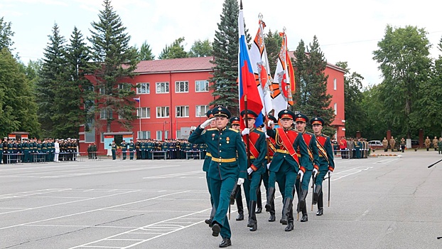 В Петергофе вручили дипломы выпускникам военных вузов МТО