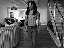 61-летний Ленни Кравиц похвастался голым торсом