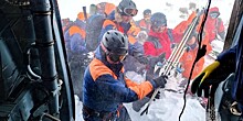 Тела погибших под лавиной туристов эвакуировали на вертолете на Камчатке