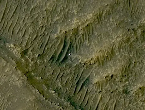 Спутник сделал очередную потрясающую фотографию марсохода Perseverance за работой