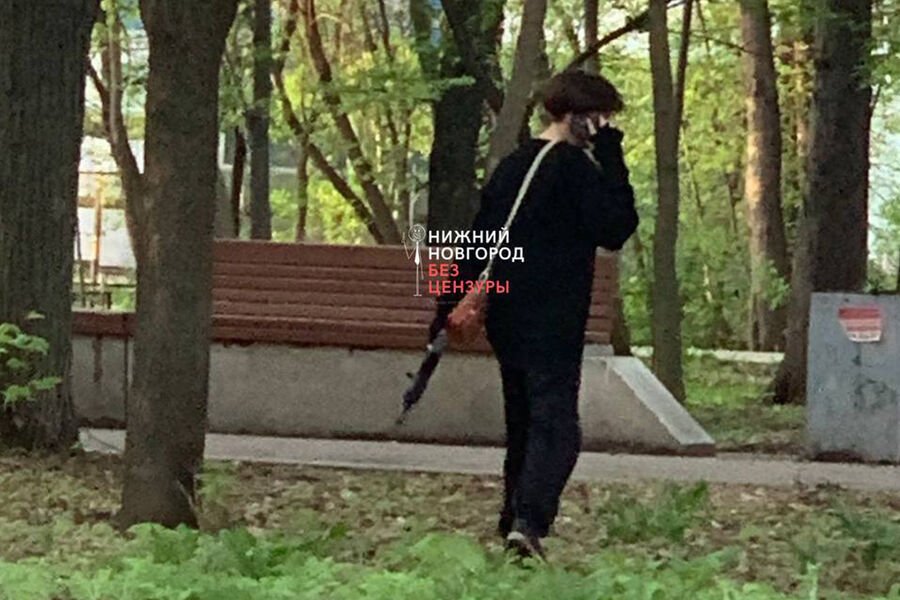 В парке Нижнего Новгорода заметили подростка с автоматом