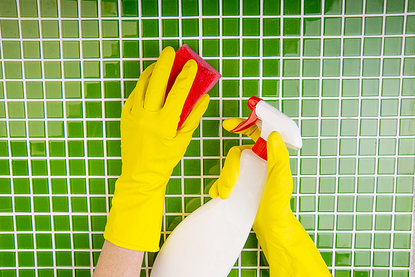 В ванной комнате важно мыть не только самые явные места - раковину и ванну, но и стены. Время от времени проходитесь чистящим средством по этим местам, так у вас не останется разводов и не будут размножаться бактерии.