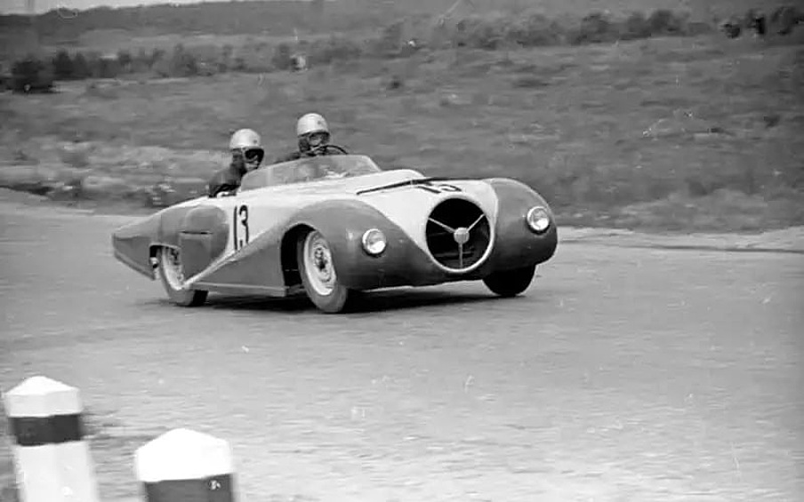 На базе серийных «Москвичей» в 1957 году были построены три спорткара, получивших условное обозначение «Москвич-СА». СА могло быть и «спортивный автомобиль», и «Советская Армия», поскольку авторами проекта были сотрудники автобазы Министерства обороны. Машины предназначались для участия в шоссейных гонках и ралли. Они имели собственные облегчённые кузова и форсированные моторы. Звёзд с неба такие «Москвичи» не хватали, но до начала 1960-х приносили армейским гонщикам награды на советских состязаниях.