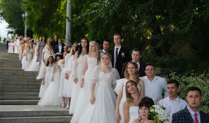 Свадебное шествие стало украшением фестиваля #ТриЧетыре в Волгограде