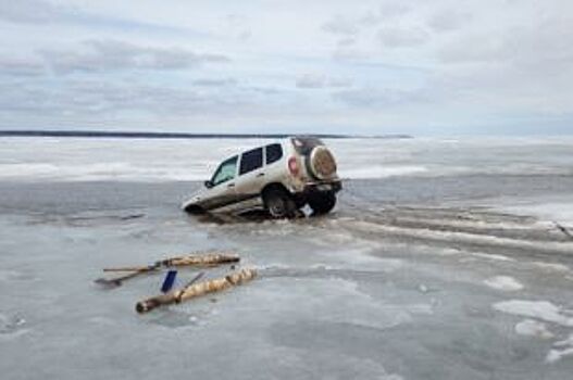 В Пермском крае водитель и пассажир на NIVA провалились под лёд