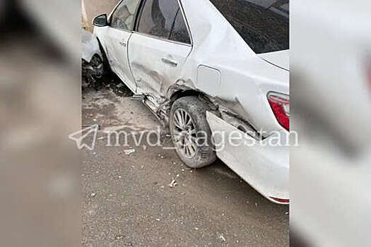 В Дагестане мужчина угнал Mercedes с ключами в замке и протаранил Toyota Camry