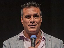 Экс-чемпион WWE отстранен от выступлений за брошенный стул в пожилую фанатку
