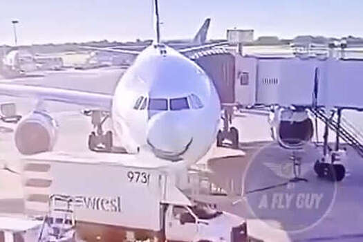 На Западе грузовик с едой врезался в пассажирский самолет и попал на видео