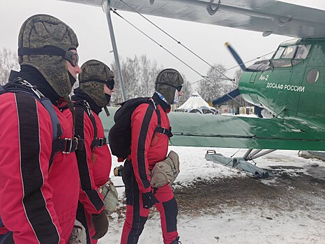 Нижегородские приставы прыгнули с парашютом и развернули в небе флаги