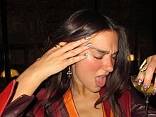 Певица Дуа Липа снялась в кожаной куртке с глубоким декольте