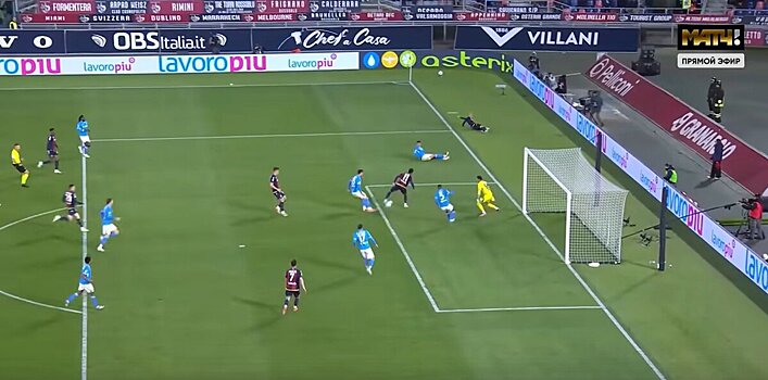 Хавбек «Болоньи» Ндойе пяткой забил «Наполи», находясь спиной к воротам. Мяч перелетел Жезуса, попал в перекладину и отскочил в сетку