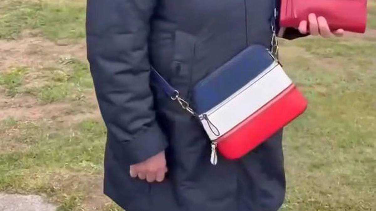 В Латвии полицейские остановили женщину, перепутав цвета на сумке с флагом РФ