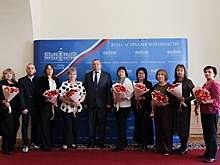 Председатель Думы Астраханской области Игорь Мартынов наградил сотрудников онкологического диспансера