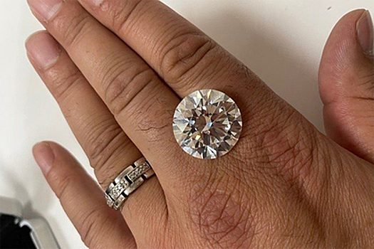 Женщина нашла бриллиант стоимостью 194 миллиона рублей во время уборки дома