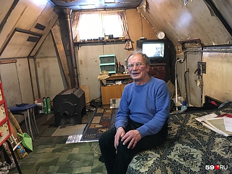 После пожара, полностью уничтожившего дом, пермский пенсионер живет в кузове КАМАЗа