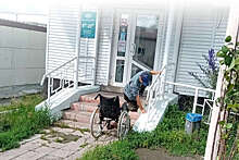 В Челябинской области инвалид-колясочник заползал в аптеку на коленях
