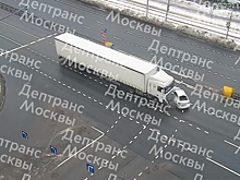 В Москве фура протаранила легковушку, выехавшую на перекресток на красный
