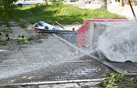 В Челябинске прорвало трубу и затопило улицу Островского