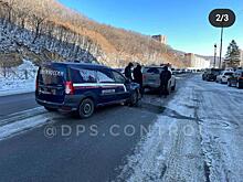 Во Владивостоке автомобиль «Почты России» попал в серьезное ДТП