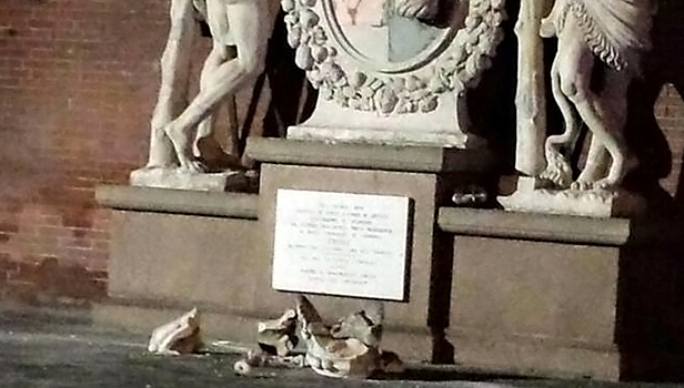 Туристы в Италии повредили скульптуру Геркулеса ради селфи
