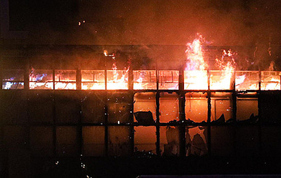Крыша горящего "Крокус сити холла" в подмосковном Красногорске рушится