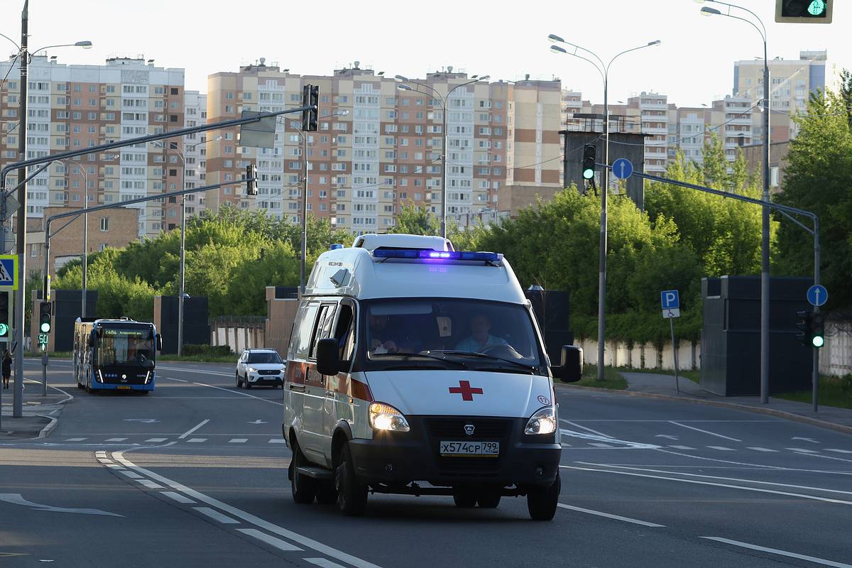Часть конструкции аттракциона упала на ребенка в Москве