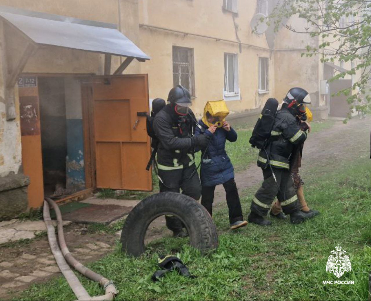 Жилой дом горит в Костроме: людей эвакуируют в специальных масках