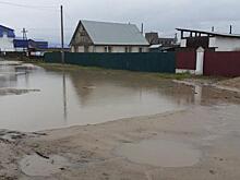 Огромные лужи не дают добраться до домов в селе Засопка — Очевидец