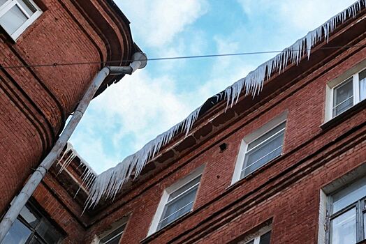 Крупные штрафы грозят нижегородским ДУКам за наледь на крышах 